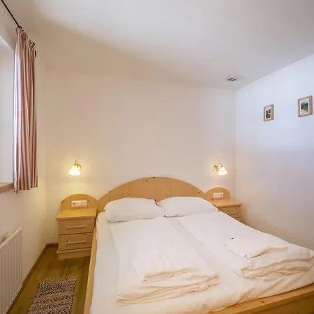 Chalet Quiet With Sauna In Koenigsleiten Wald im Pinzgau